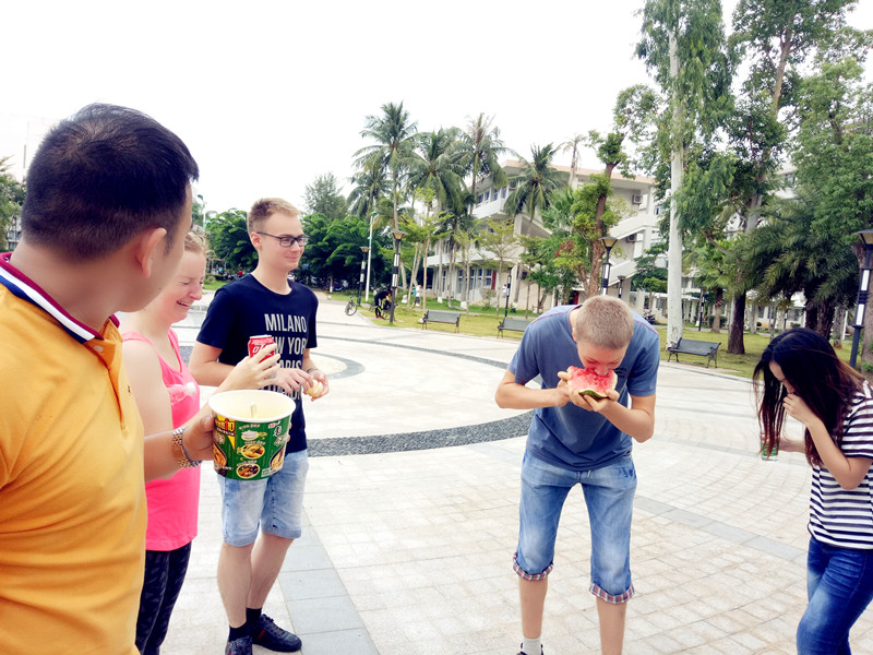3fdf688a0c712ac46af8d51e7e3924cb.jpg 07.吃西瓜.jpg