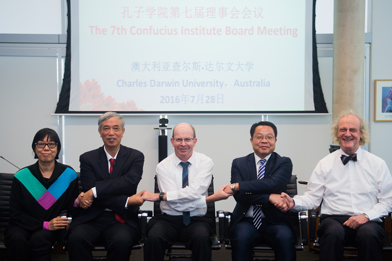 d4cbe0c18445a5c271ed30fcd1a0172e.jpg 6. 理事会会议结束后嘉宾合影_副本.jpg