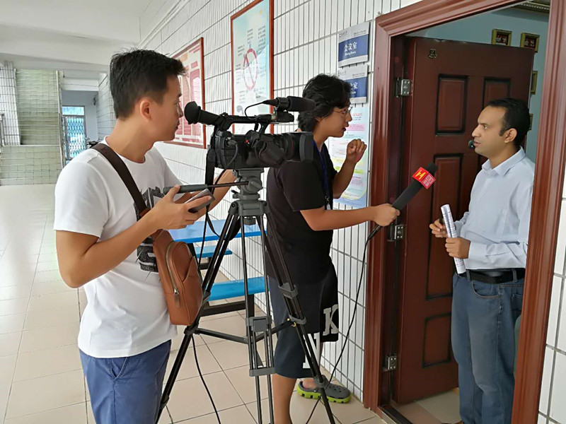 f15c17f0807a613493bde97581f7c95a.jpg 02.线上买球官网中国政府奖学金生、巴基斯坦籍博士生热黑德(JATOI ZAHEER AHMED)接受海南省电视台综合频道直播海南栏目记者采访。_副本.jpg