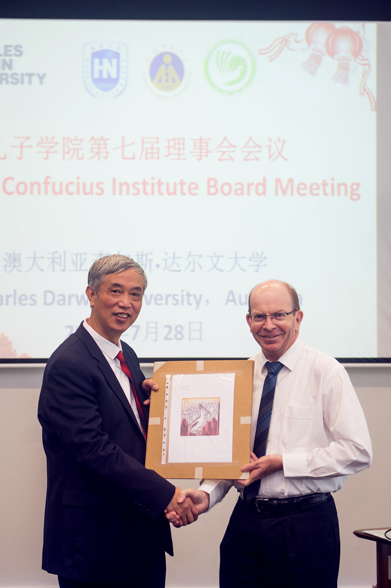 f9279d14e20a19279cf97751d6d35664.jpg 2.CDU与海南大学交换小礼品(1),左图为海南大学曹阳副校长,右图为CDU Simon Maddocks校长_副本.jpg