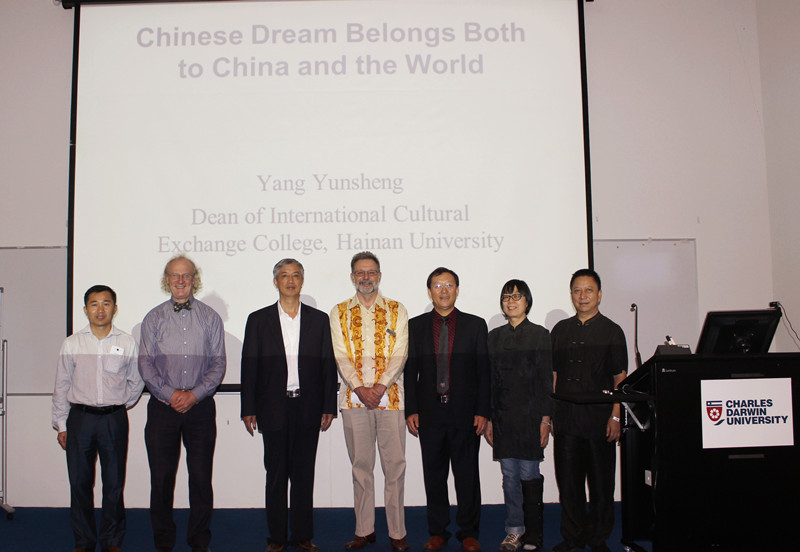 ddc63d8a67b67aec4c474fdde8f11cc5.jpg 讲座结束,主讲人与嘉宾合影_副本.jpg